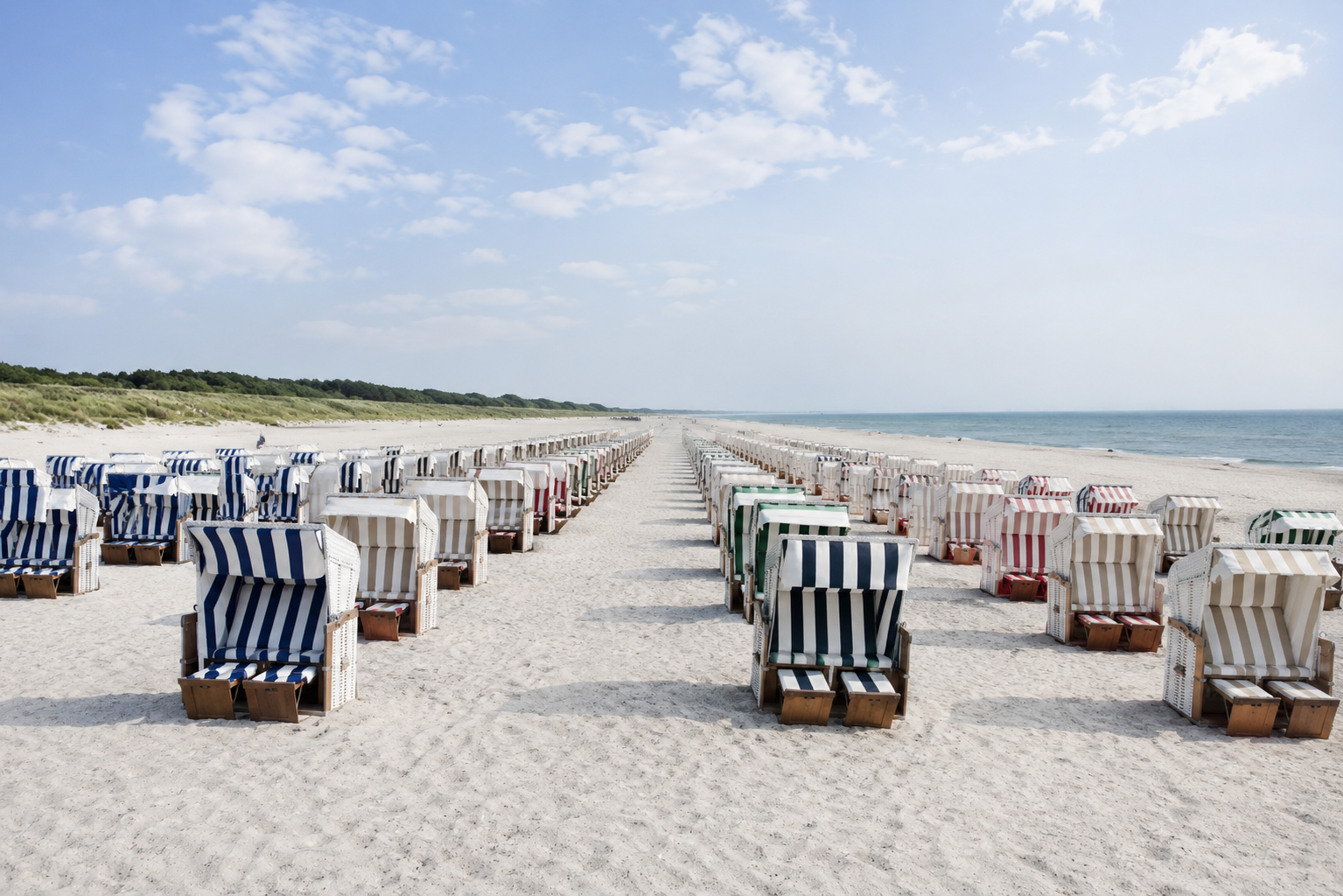 Einheitlich aufgestellte Strandkörbe am Strand